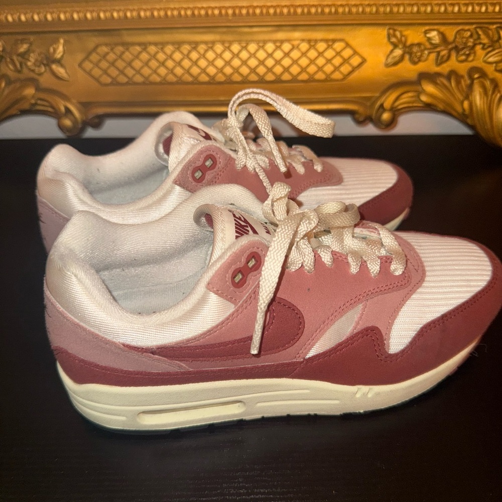 Red Stardust nike airmaxes